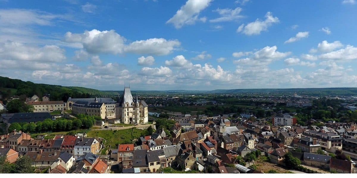 Vue aérienne d’un château dominant une ville