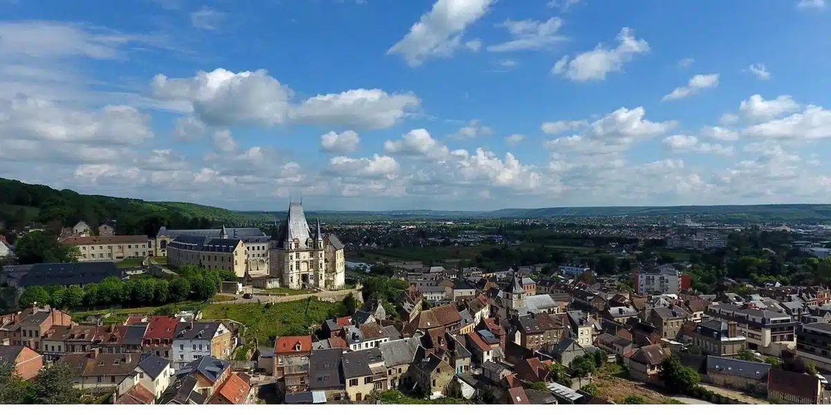 Vue aérienne d’un château dominant une ville