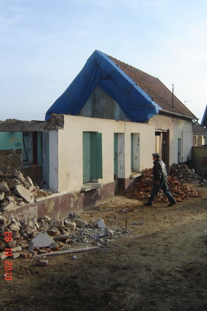 Démolition de l'ancienne bâtisse sur le terrain d'Aubevoye en 2010