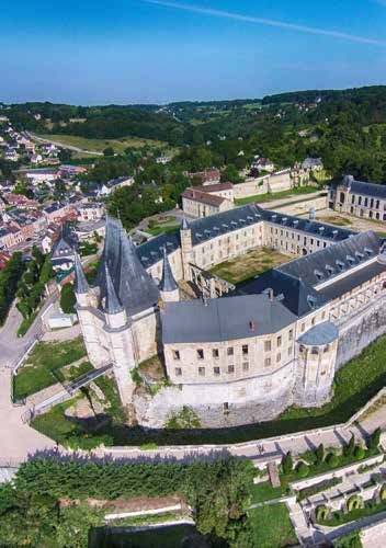 Vue aérienne d’un château fort médiéval