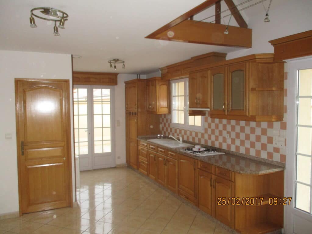 Cuisine en bois massif avec carrelage beige