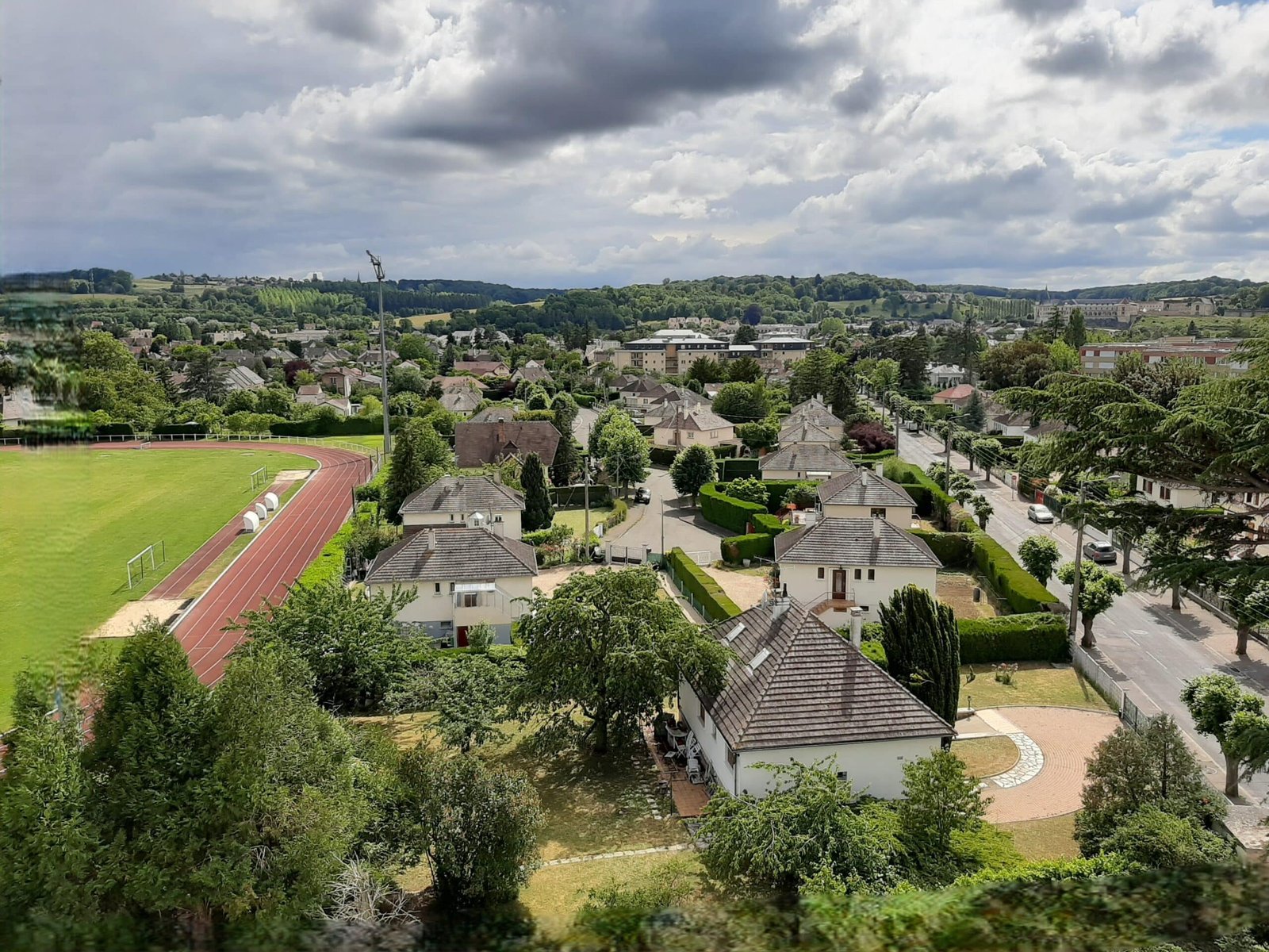 Vue aérienne quartier résidentiel avec stade et maisons